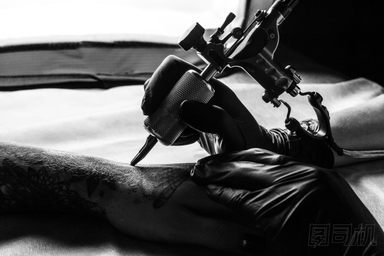 師傅對(duì) bw 的客戶手臂紋身