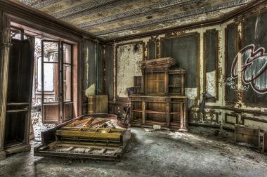 在廢棄的 manor.tif 的破碎和破壞鋼琴