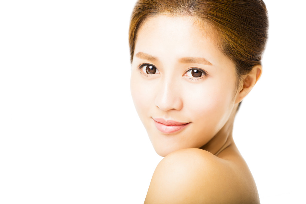与清洁面部年轻微笑美女图片