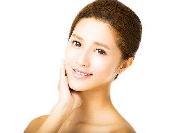 與清潔面部年輕微笑美女