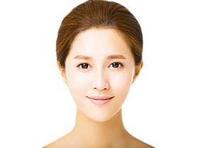 与清洁面部年轻微笑美女图片