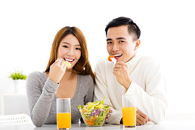 微笑对年轻情侣吃健康的食物图片