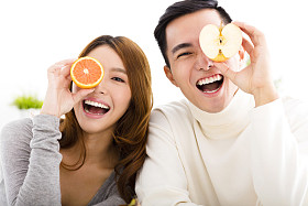 快乐的年轻夫妇，显示健康的食物