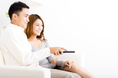 幸福小兩口在客廳里看電視圖片