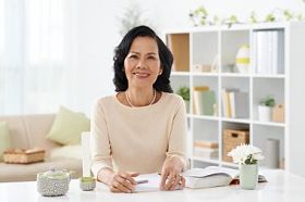 在家里工作的高级亚洲小姐图片