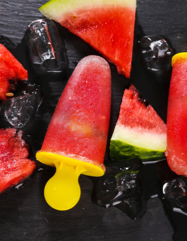 餐桌上的美味冰棒圖片