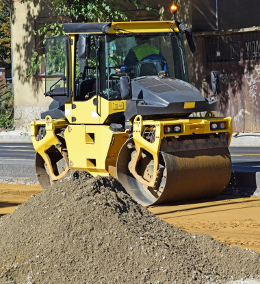蒸汽壓路機(jī)在道路施工圖片