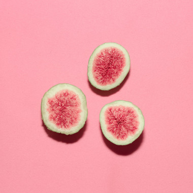 粉紅色的背景上的新鮮無花果圖片