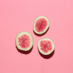 粉红色的背景上的新鲜无花果图片