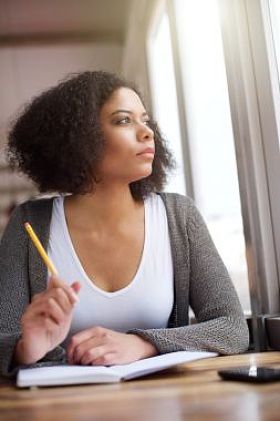 思考的年轻非洲裔美国老妇图片