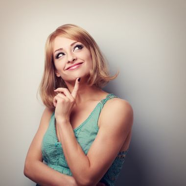 可愛的思維幸福的女人看自然情緒與 ca