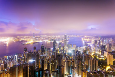 全景圖的摩天大樓和一條河