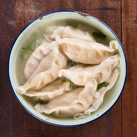 顶视图亚洲食品饺子汤图片