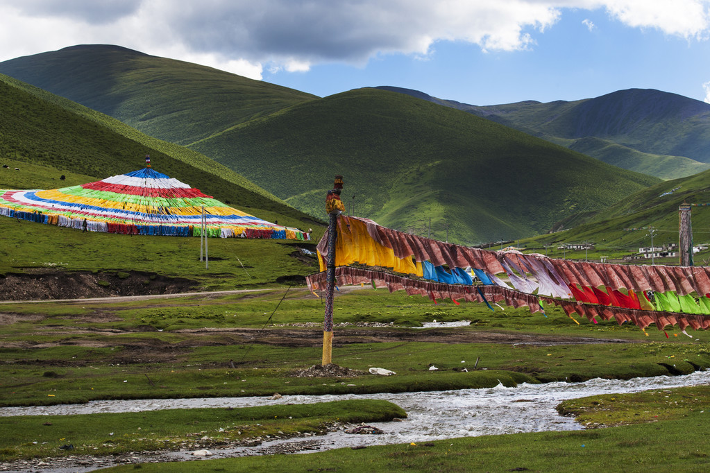 中国西藏丰富多彩的佛经流光