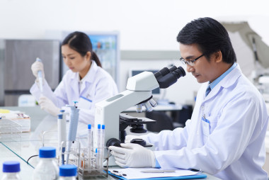 研究人員使用現(xiàn)代的顯微鏡圖片