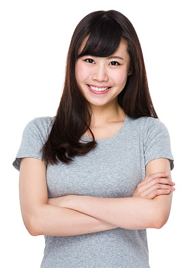 亚洲的年轻女子，穿着灰色 t 恤