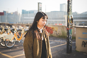 年轻美丽亚洲时髦女人图片