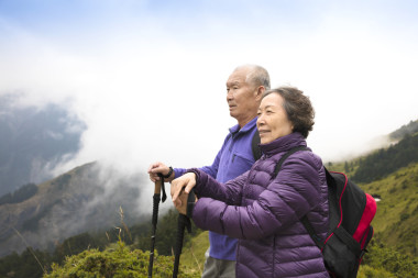 幸福的亞洲高級夫婦在山上徒步旅