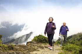 幸福的亚洲高级夫妇在山上徒步旅