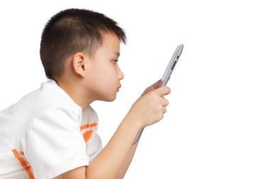 男孩用平板電腦圖片