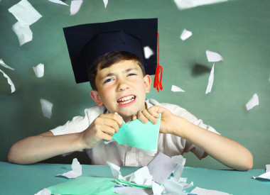 在畢業(yè)帽的男孩撕他 copycook