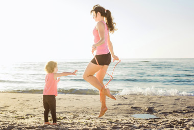 家庭锻炼-妈妈和女儿上海滩做操