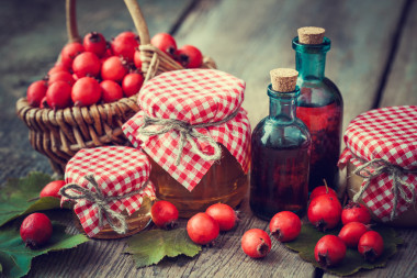 罐子里的蜂蜜、 酊劑瓶和水泥砂漿的山楂漿果