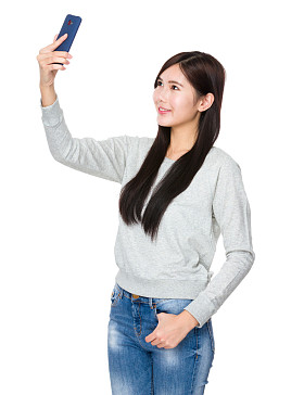 亚洲的年轻女子，穿着灰色毛衣