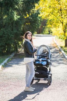 婴儿车散步的女人