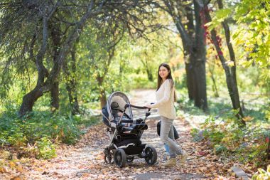 嬰兒車(chē)散步的女人圖片