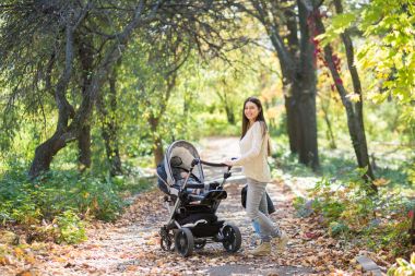 婴儿车散步的女人图片