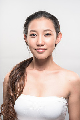 在白色背景上的亚裔女子照片