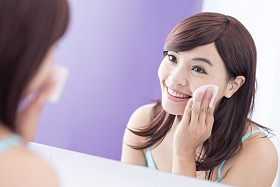 卸妆的女人图片