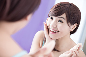卸妆的女人照片