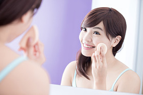 卸妆的女人图片