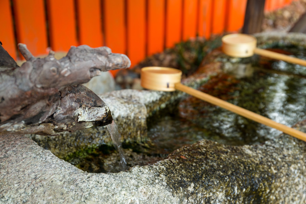 钢包用于纯化日本寺庙里的手