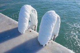 寒冷的冬天海照片