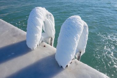 寒冷的冬天海照片