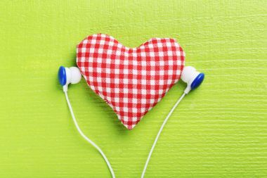 耳機(jī)和紙張背景上的心