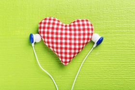 耳机和纸张背景上的心