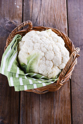 花椰菜在编织篮子里木背景