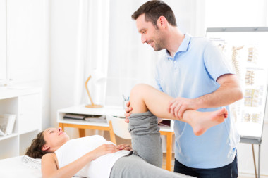 年輕漂亮的女性被操縱的物理治療師