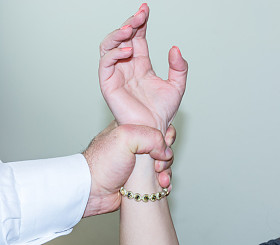 外展肌，势男人手上的女性.照片