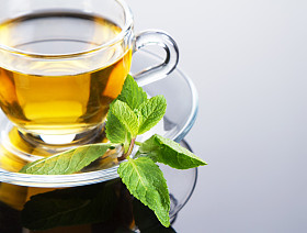 茶杯子与新鲜薄荷叶图片