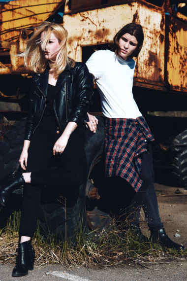 美麗的女孩，長頭發(fā)，垃圾背景白色 t 恤的男孩