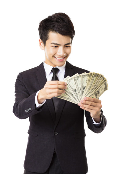 快樂年輕商人持有貨幣圖片
