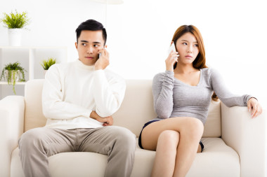 對(duì)年輕夫婦在移動(dòng)電話上爭(zhēng)論