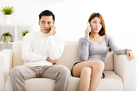 对年轻夫妇在移动电话上争论