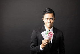 商人手中抱着元钱图片