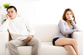 参数在客厅沙发上对年轻夫妇图片